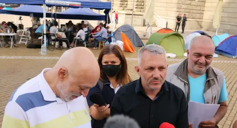 Отровното трио: Няма да мръднем от площада докато не освободим България Отровното трио: Няма да мръднем от площада докато не освободим България