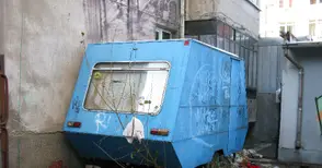 Синя каравана трови нощите на съседите