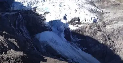 Ледник в швейцарските Алпи се разцепи на две