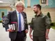 Борис Джонсън награди Зеленски с отличие за лидерство 