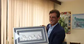 Зарадваха с нагайка и пано с коне 50-годишния юбиляр Свилен Иванов