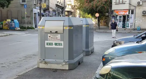 Контейнери задръстиха тротоари и улици