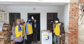 Дамите от Лайънс клуб зарадваха майка с четири деца с нова пералня