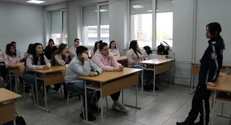 Лекция за пътна безопасност в Гимназията по туризъм: Не гледайте телефоните, докато пресичате - разсейването увеличава риска от инциденти