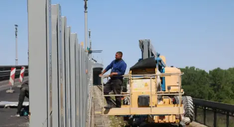 Предприемат се допълнителни мерки за облекчаване на трафика през Дунав мост при Русе заради очакван интензивен трафик през следващите дни Предприемат се допълнителни мерки за облекчаване на трафика през Дунав мост при Русе заради очакван интензивен трафик през следващите дни