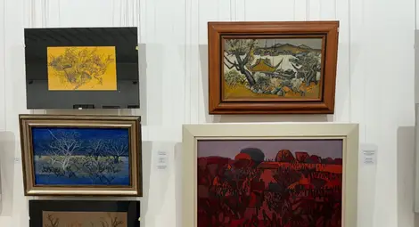 Стефан Кацаров с плакет от името на кмета на Русе Пенчо Милков за приноса му в развитието на Русенската живописна школа