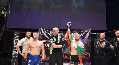 Русенецът Коце Енев нокаутира румънец на гала вечер в Лондон Русенецът Коце Енев нокаутира румънец на гала вечер в Лондон