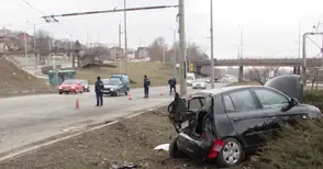 Катастрофа разпиля две коли заради опасен обратен завой на „България“