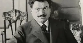 Почит към Александър Стамболийски и земеделското правителство: Хемингуей вижда в него символ на почтеността в политика, а политическата класа - смъртен враг