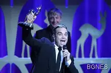 Забраниха на Роби Уилямс да скача на сцената