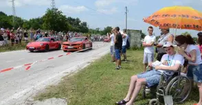 Митко изгледа край пистата гонките за лечението му