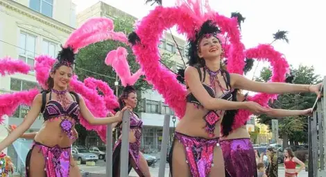 Танцуващи балерини на платформи откриха Русенския карнавал