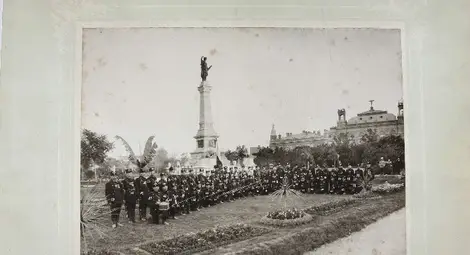         Русенско поборническо-опълченско дружество, снимано пред готовия паметник на Свободата по повод 30 години от Освобождението, 11 август 1908 г.  Снимка: РИМ-Русе