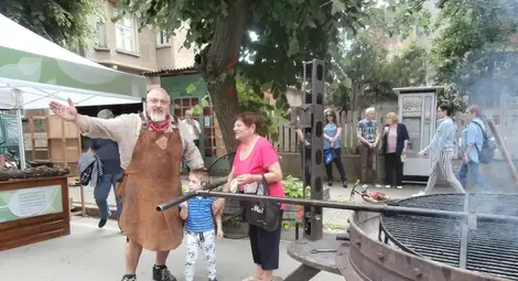 Церемонията потъна в аромати от барбекю