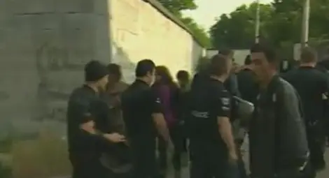 Полиция влиза в „Орландовци”, за да може децата да отидат на училище Полиция влиза в „Орландовци”, за да може децата да отидат на училище