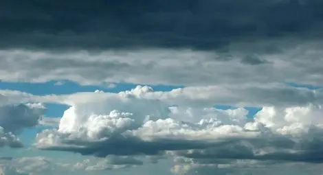 Остава хладно, дъждът и облаците се местят към морето