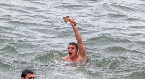 21-годишен треньор по плуване сбъдна мечтата си да извади кръста