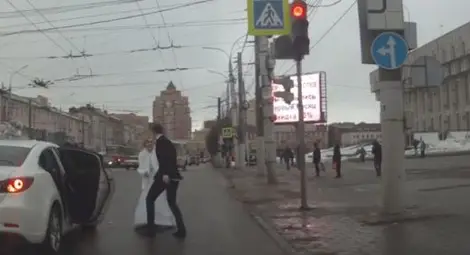 Булка наби годеника си с букет рози и се омете от сватбата (ВИДЕО)