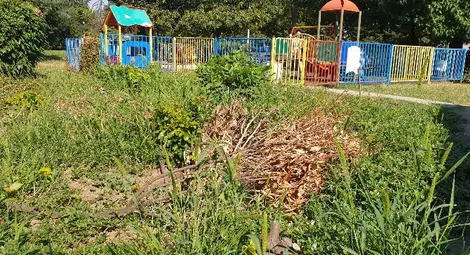 Архаична чешма и дълбока шахта станаха капан за малчугани на детска площадка