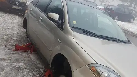 Чудо! Строителна фирма светкавично плати за спукани в дупка гуми