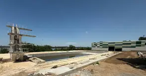 Плувният комплекс трети месец чака подновяване на строителството