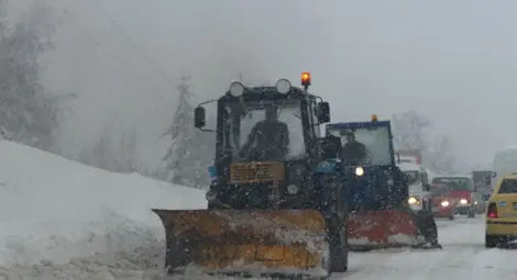 МВР: Шофьорите да не се движат зад снегопочистващите машини