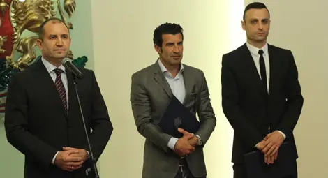 Радев връчи награди на Бербатов и Фиго за тяхната благородна кауза