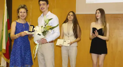 103 абитуриенти се дипломираха от МГ „Баба Тонка“-Русе, първенецът на випуска Вяра Симеонова получи дипломата си от областния управител 103 абитуриенти се дипломираха от МГ „Баба Тонка“-Русе, първенецът на випуска Вяра Симеонова получи дипломата си от областния управител