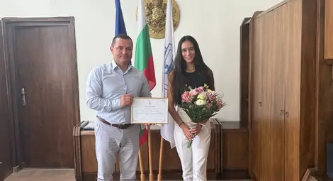 Кметът Пенчо Милков награди бронзовата медалистка от Балканския шампионат по лека атлетика Росина Николова