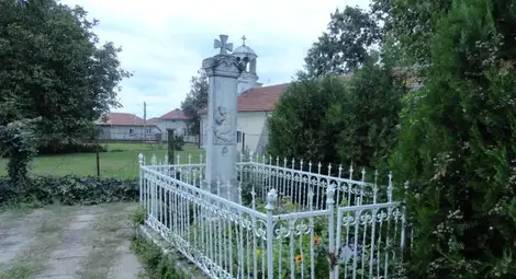 Гробът на войводата на двора на църквата.