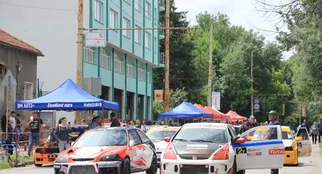 Участниците в Писта Русе показват днес колите на паркинга на &bdquo;Дунав&ldquo;