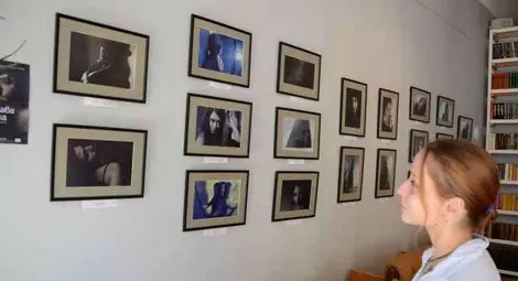 Дузина настроения на Владислава показани в дебютната й фотоизложба