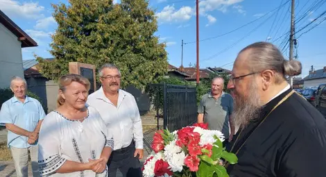 Българи и румънци посрещнаха с овации дядо Наум в румънския град Търговище Българи и румънци посрещнаха с овации дядо Наум в румънския град Търговище