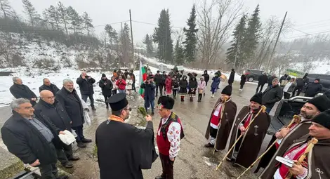 Магарето се предаде пред леда, но традицията - не: Черешово отпразнува Дядовден с джип и много смях