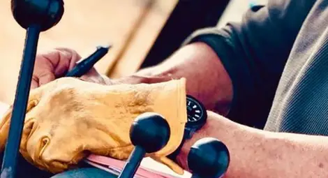 Клон прониза кабината на багер в Могилино и го обърна