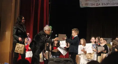 Председателят на журито Хайгашод Агасян връчва наградата на Мартин. Снимка: Личен архив