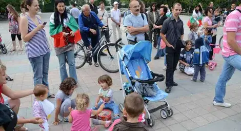 Деца с барабанчета и трибагреник на лицата оцветиха протеста