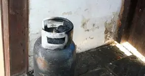 Пенсионер изхвърли с голи ръце горяща газова бутилка