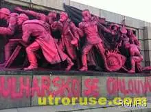 Паметникът на Съветската армия в розово с надпис "ИЗВИНЕТЕСЕБЕ"