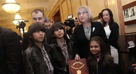 НС поздрави Крисия, Хасан и Ибрахим