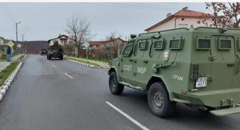 Полицията издирва тежковъоръжен мъж в Хасковско