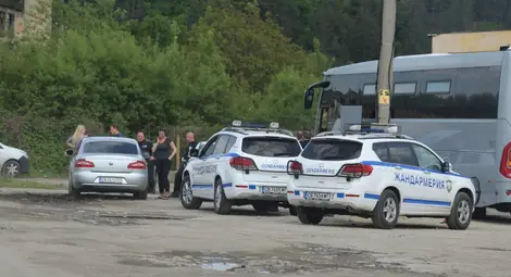 Костенец остава под полицейска обсада