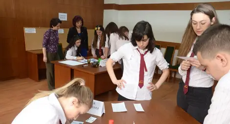 Ученици от Английската гимназия участваха в организираната правна работилница по време на отворените врати в Административен съд.		                  Снимка:Красимир СТОЯНОВ