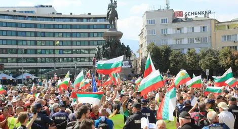 Оставка, съд и смяна на системата искат стотици пред парламента