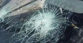 Две паркирани коли нападнати през нощта от отмъстители