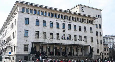 Опашките пред БНБ са обичайна гледка при пускането на всяка юбилейна монета. Но на тях се редят не само колекционери, а и спекуланти.		          Снимка: Архив