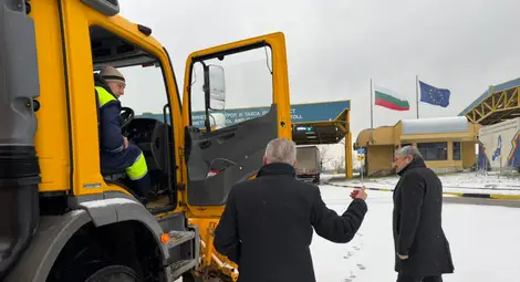 Проходими при зимни условия са пътищата по републиканската пътна мрежа в Русенска област. Без ток е част от Две могили