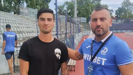 Сергей /вляво/ с администратора на &bdquo;Дунав&ldquo; Велизар Кънчев.                                                                    Снимка: Георги ХРИСТОВ