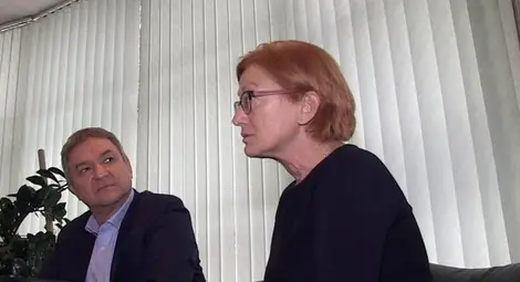 Пламен Бобоков и Ина Лулчева коментираха вчера в Русе новото обвинение срещу бизнесмена за намереното в дома му пано с върхове на стрели /на малката снимка/.					             Снимка: Русе Медиа