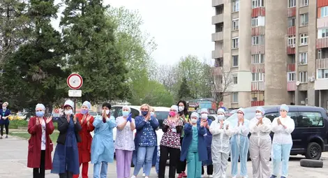 Полицаите поздравиха медиците със сирени и аплодисменти